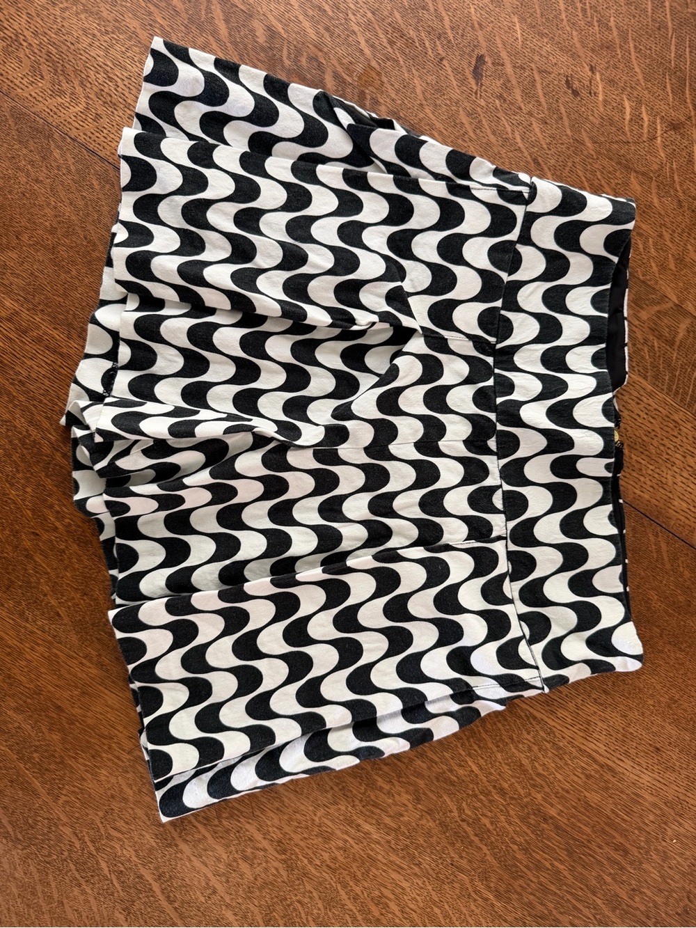 Nicole Miller Black & White Print Mini Skort
